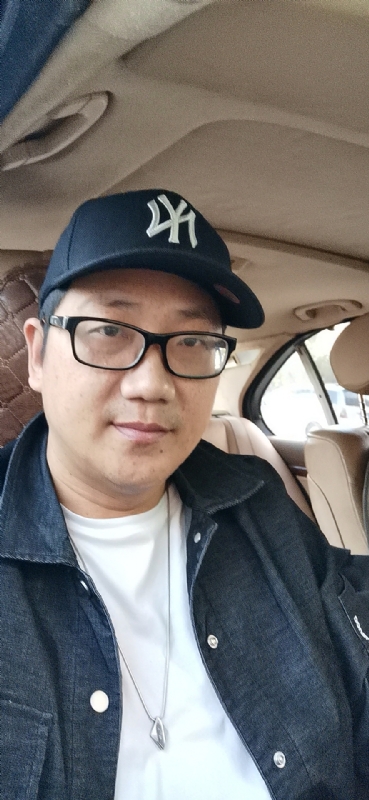 拥抱幸福的第一张照片--南安相亲网